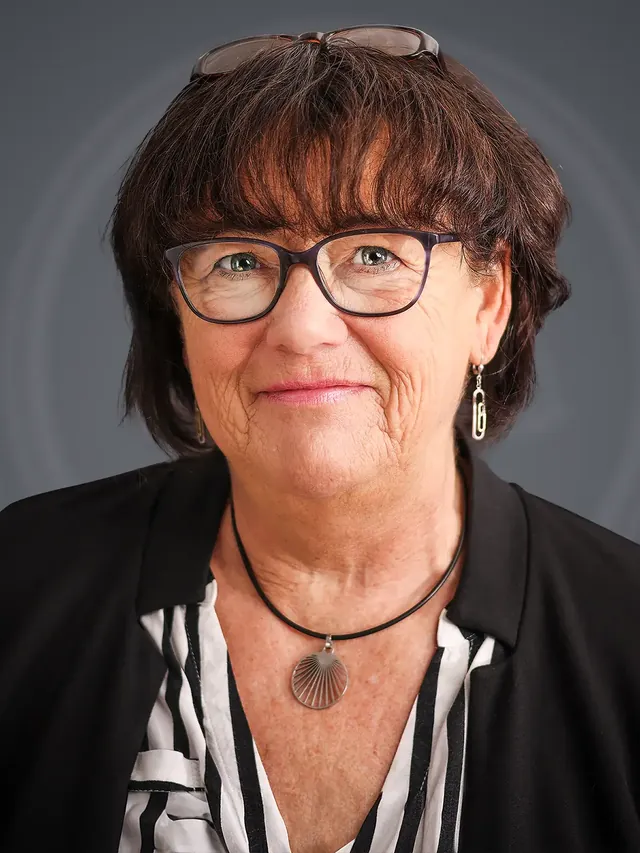 Karin Schnack, Sekretariat